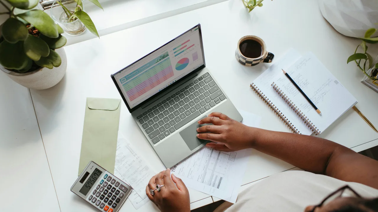 otvaranje firme iz radnog odnosa - da li možete otvoriti firmu dok ste zaposleni - dopunska delatnost - porezi i doprinosi iz radnog odnosa